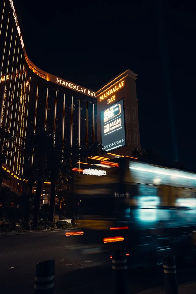 Display out of home (DOOH) devant un grand bâtiment, de nuit